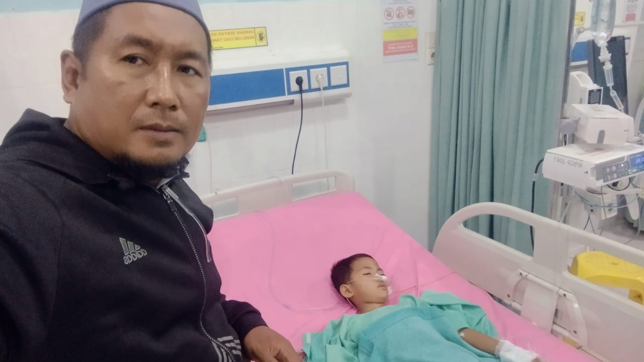 Kades Parit PudinKunjungi Warga yang Sakit di RSUD Daud Arif
