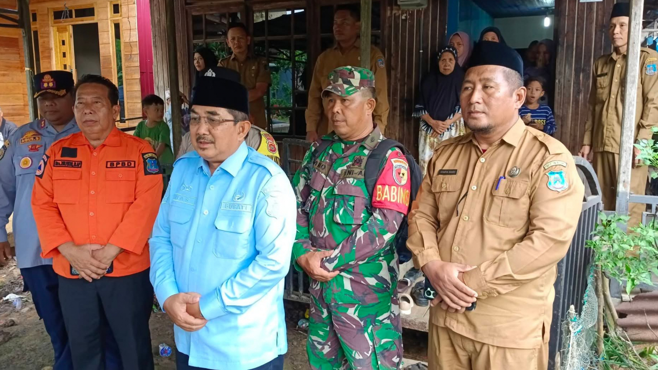 Bupati Tanjabbarat Beri Dukungan Keluarga Korban Tenggelam