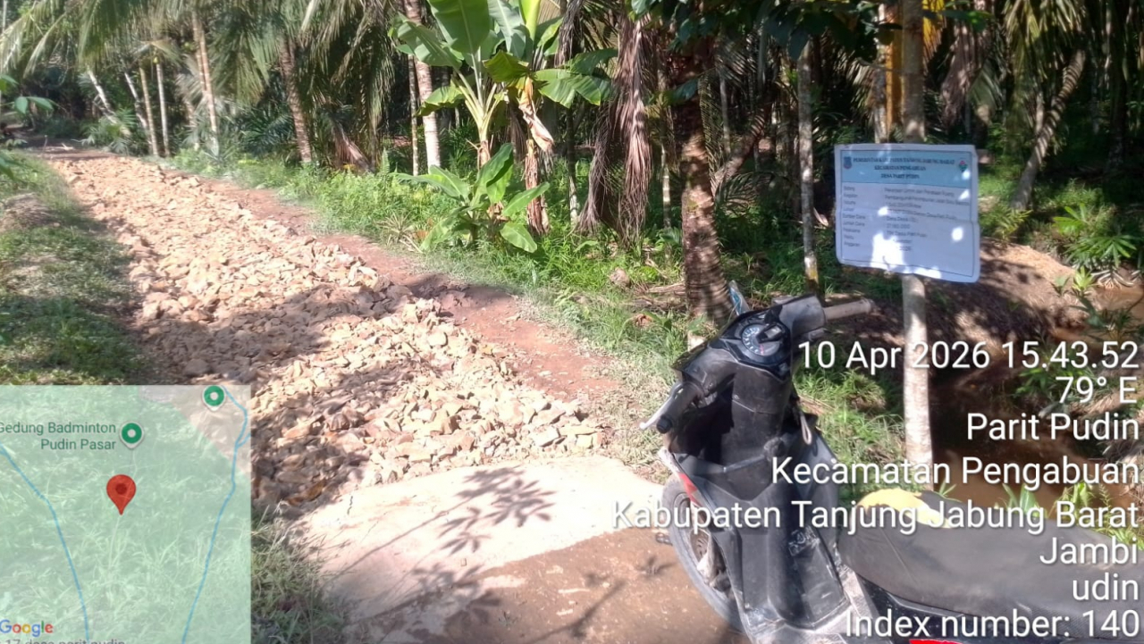 Parit Pudin Genjot Pembangunan & Infrastruktur Desa( Pembangunan Jalan Penimbunan Batu Bascos RT.007 Dusun Diamon Desa Parit Pudin )