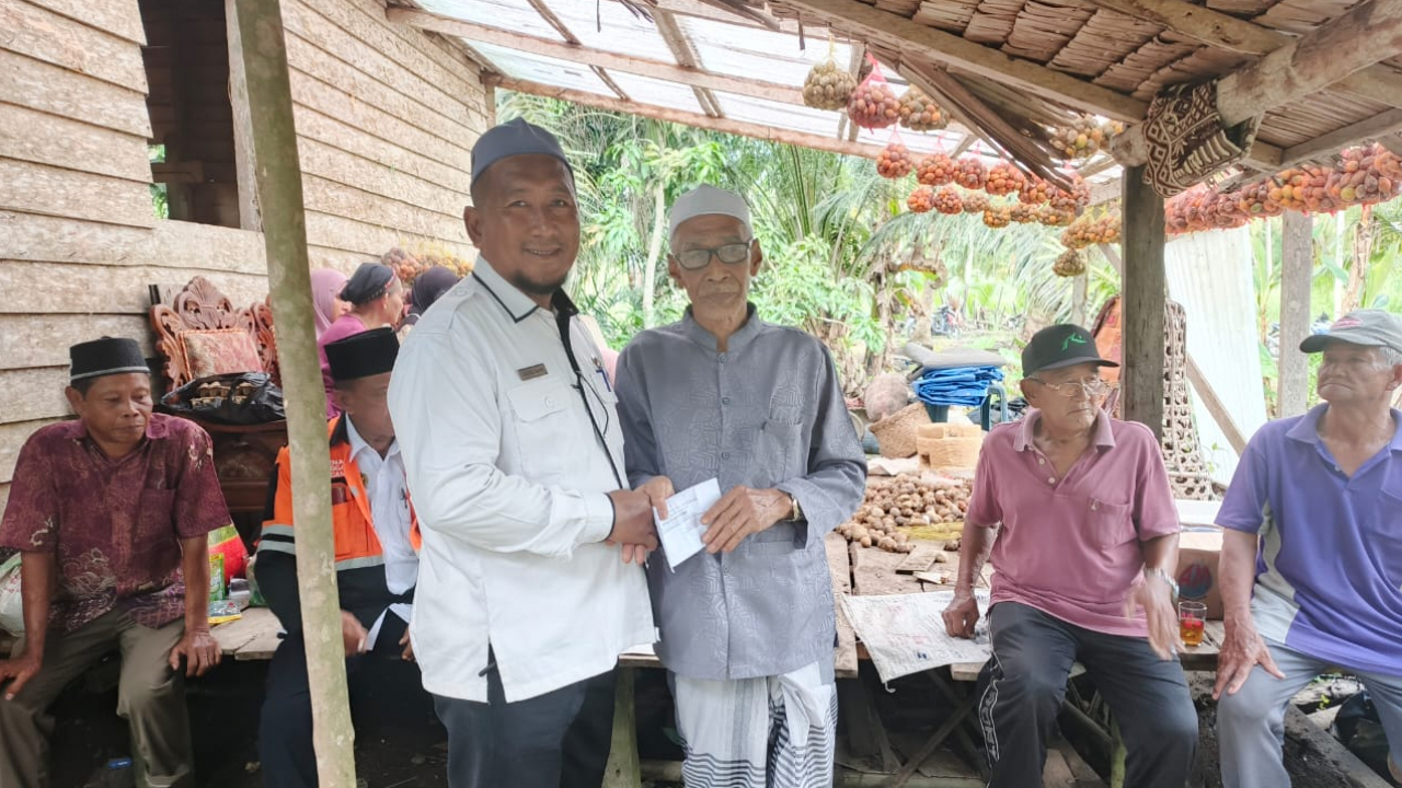 Pemdes Parit Pudin Salurkan Bantuan Korban Kebakaran