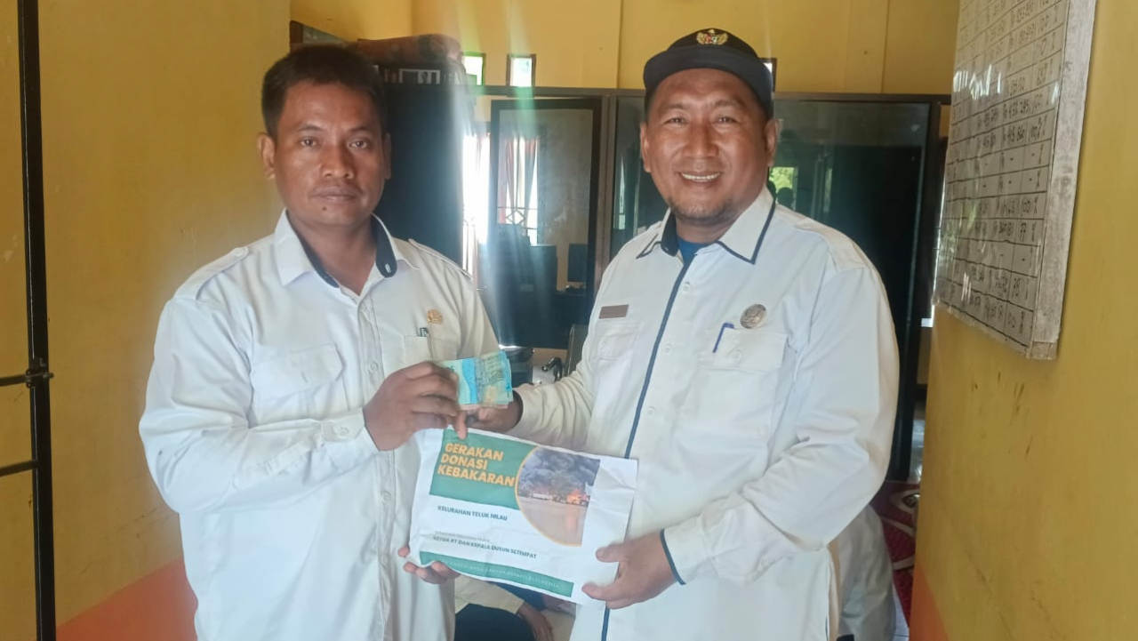 Bantuan Warga Dusun Setia Desa Parit Pudin untuk Korban Kebakaran Teluk Nilau