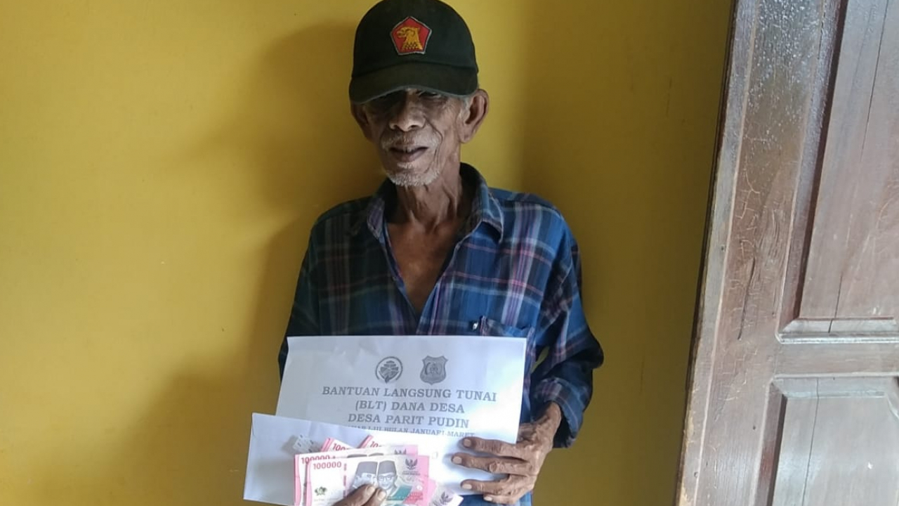Penyaluran BLT Desa Parit Pudin Bagi KPM Tanjung Jabung Barat