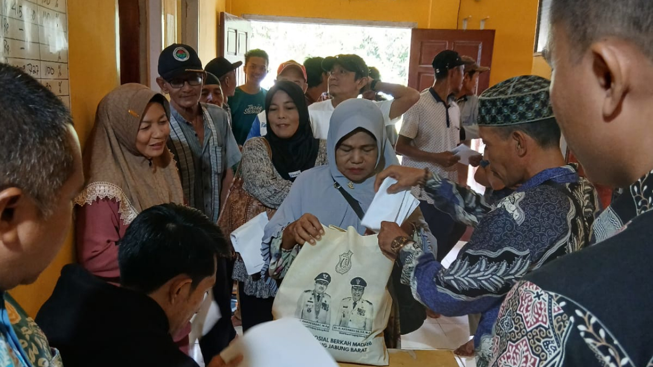 Desa Parit Pudin Menerima Bantuan Paket Sembako dalam Program Pemberdayaan Sosial Masyarakat Miskin