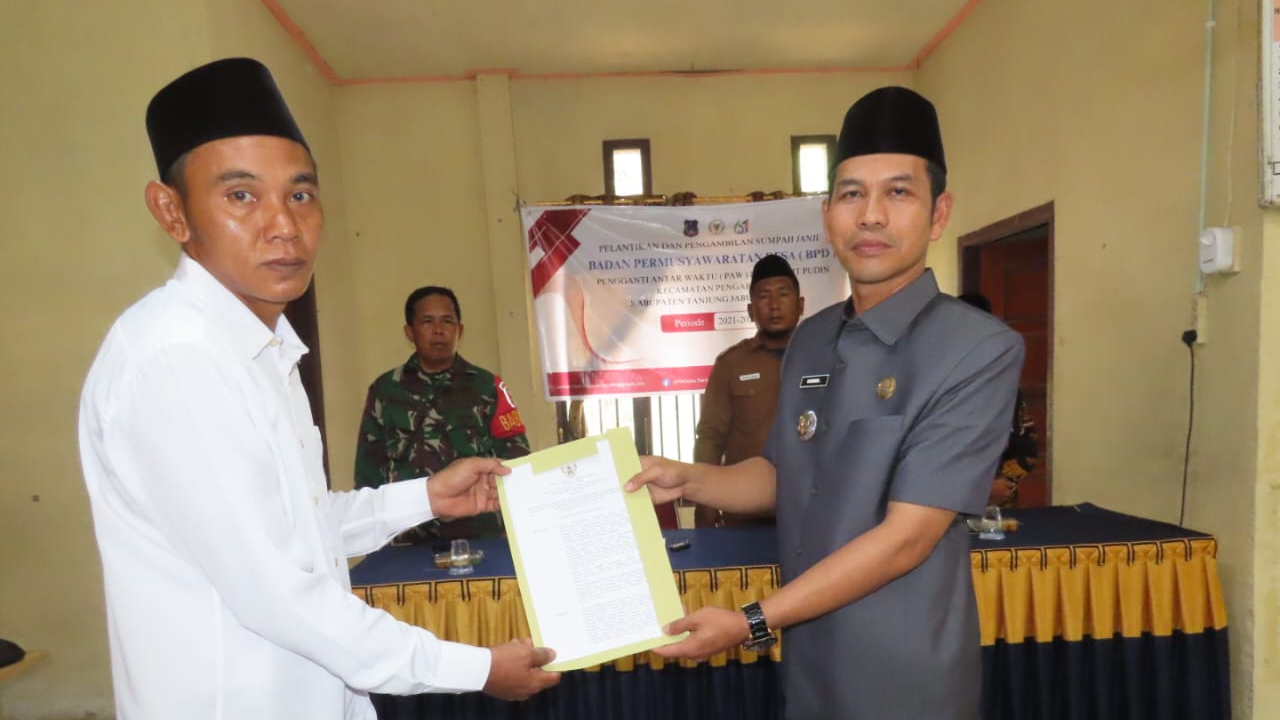 Pelantikan PAW BPD Desa Parit Pudin Oleh Bapak Camat Kecamatan Pengabuan