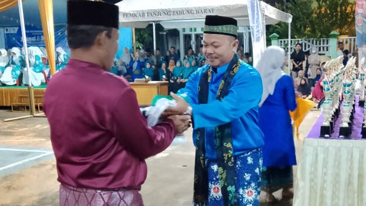 Penyerahan Bendera MTQ  Kecamatan  Betara  dan SK Tuan Rumah MTQ   Ke 17 . Tahun 2025 Di Desa Teluk Kulbi