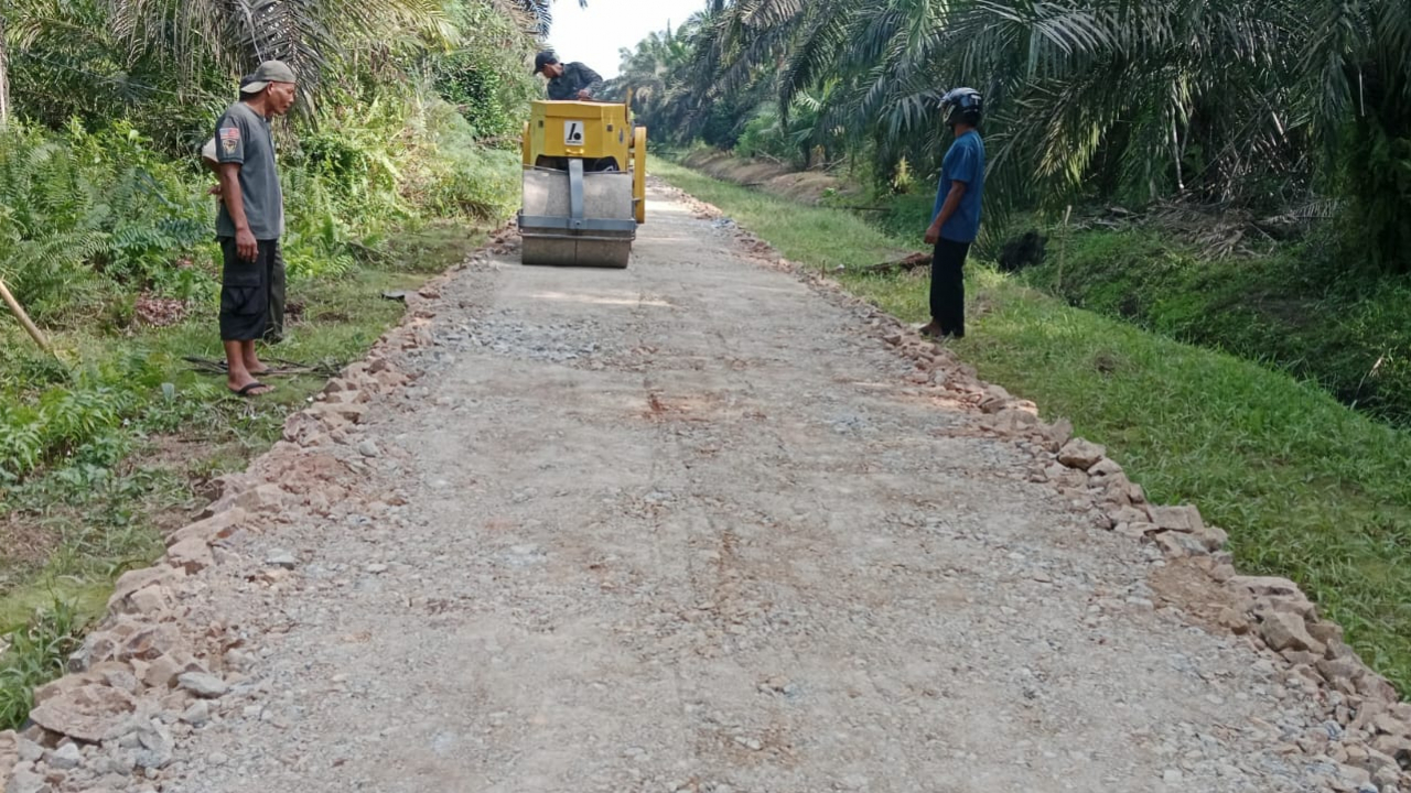 Kegiatan pembangunan Pengerasan jalan RT.05 Tanjung Mas