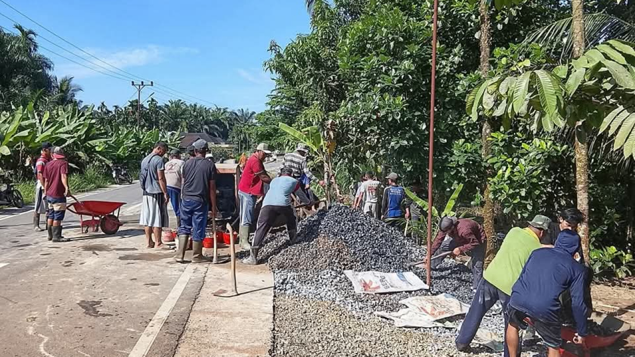 Giat Padat Karya: Pengcoran Halaman Puskesdes Tingkatkan Pelayanan