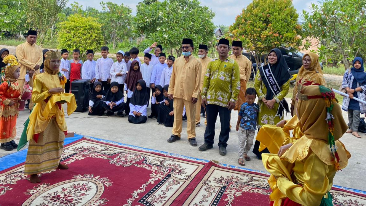 **Kunjungan Bunda PAUD dan Masa Transisi PAUD ke SD 197/V, Desa Teluk Kulbi**  Baru-baru ini, Bunda PAUD Maratuzakiyah mengunjungi PAUD di Desa Teluk Kulbi. Kegiatan ini adalah bagian dari masa transisi anak-anak dari PAUD ke SD 197/V. PAUD ini memiliki 28 anak baru, dan kunjungan ini dilakukan untuk mendukung persiapan mereka memasuki jenjang pendidikan dasar. Kepala sekolah PAUD, Ibu Murni, turut serta dalam mendampingi Bunda PAUD selama kunjungan ini.