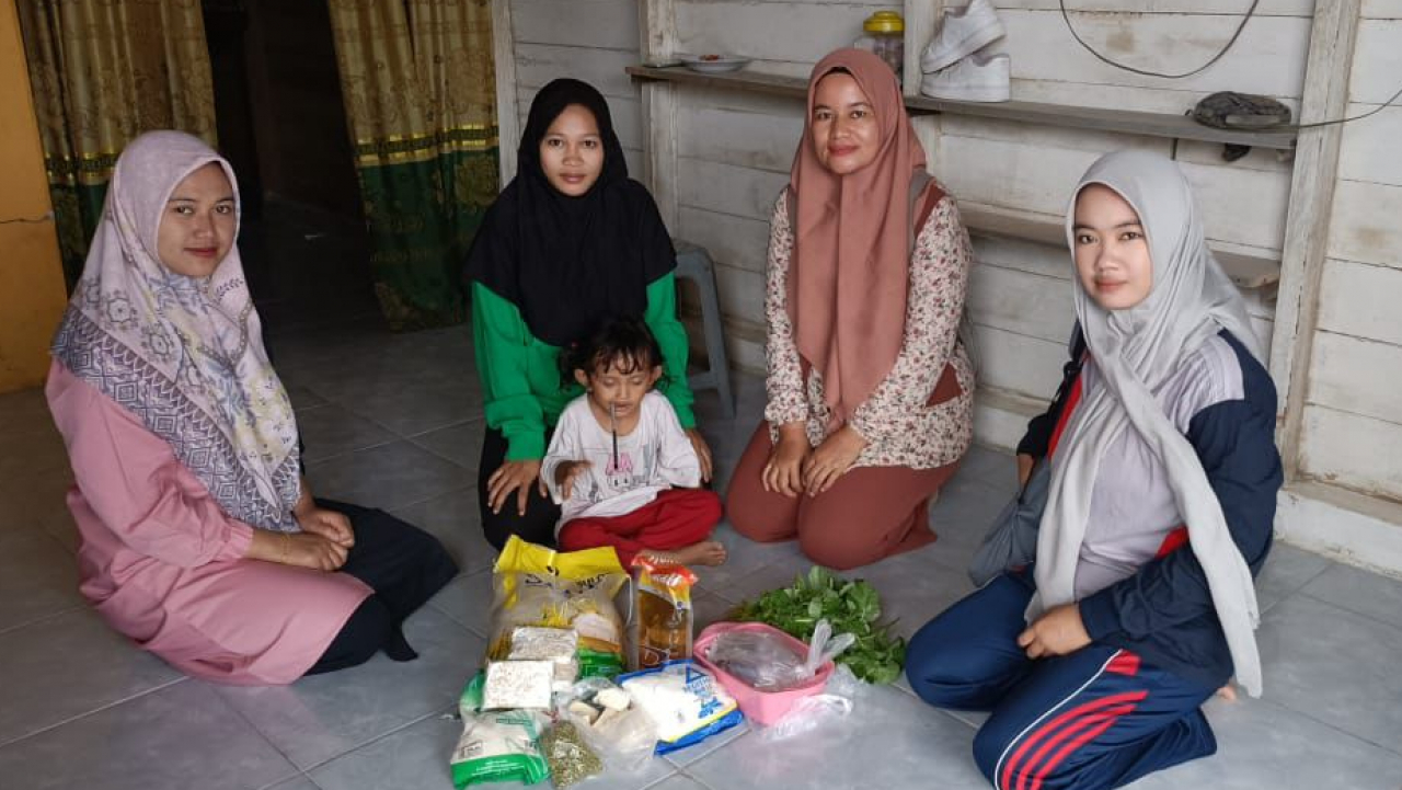 Pembagian sembako, untuk gizi ibu hamil kek