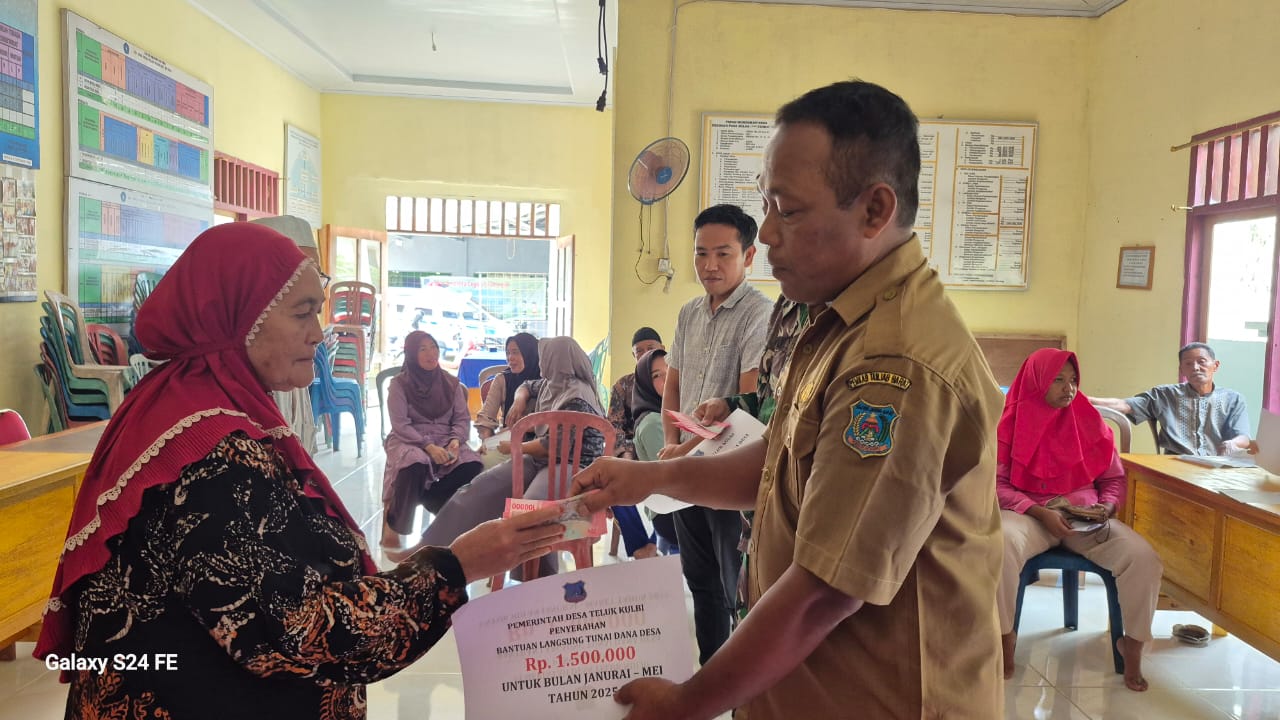 Pemdes Teluk Kulbi Salurkan BLT kepada 24 KPM