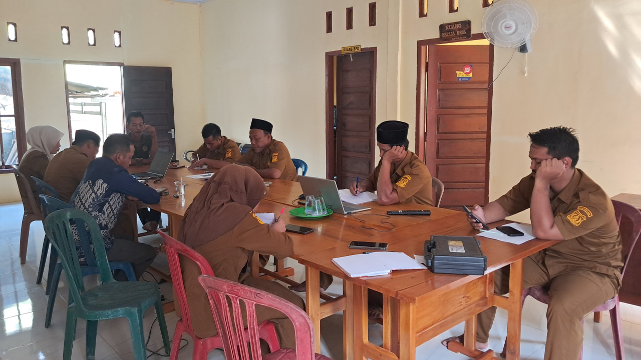 Pemerintah Desa Teluk Kulbi Laksanakan Rapat Staf Bulanan