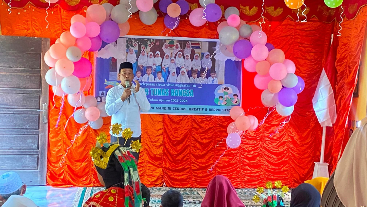 Dukung Pendidikan Sejak Dini, Kepala Desa Teluk Kulbi Hadiri Pelepasan Siswa Angkatan 16 TK KB Tunas Bangsa