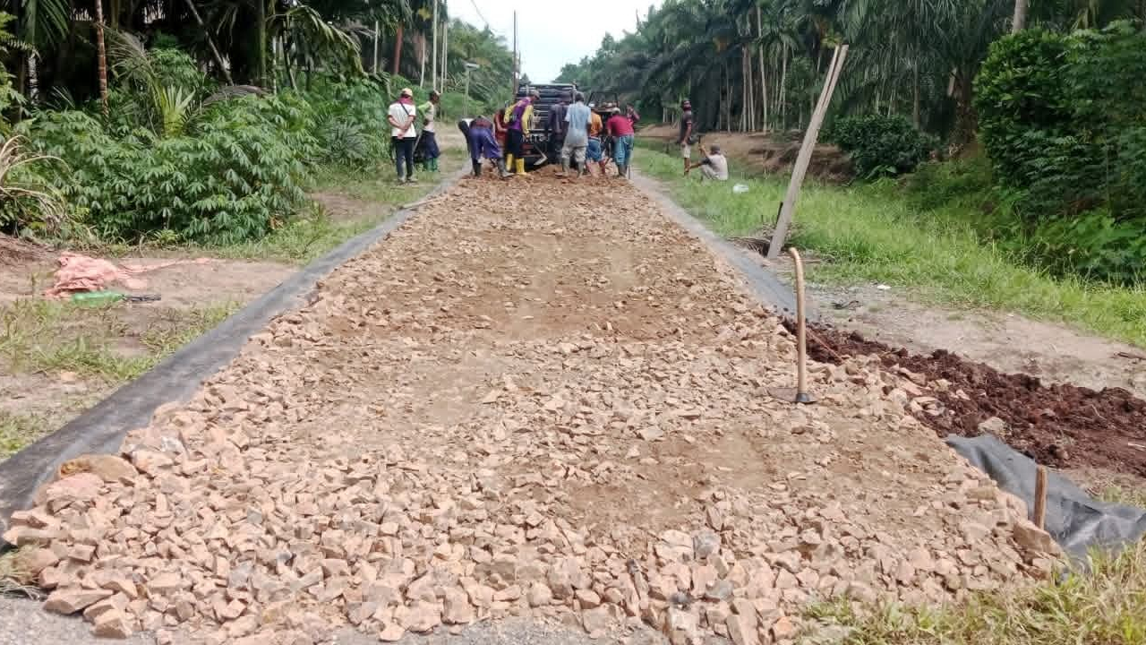 Pengerasan Jalan RT 05 Desa Teluk Kulbi Menggunakan Dana Desa Tahun 2025