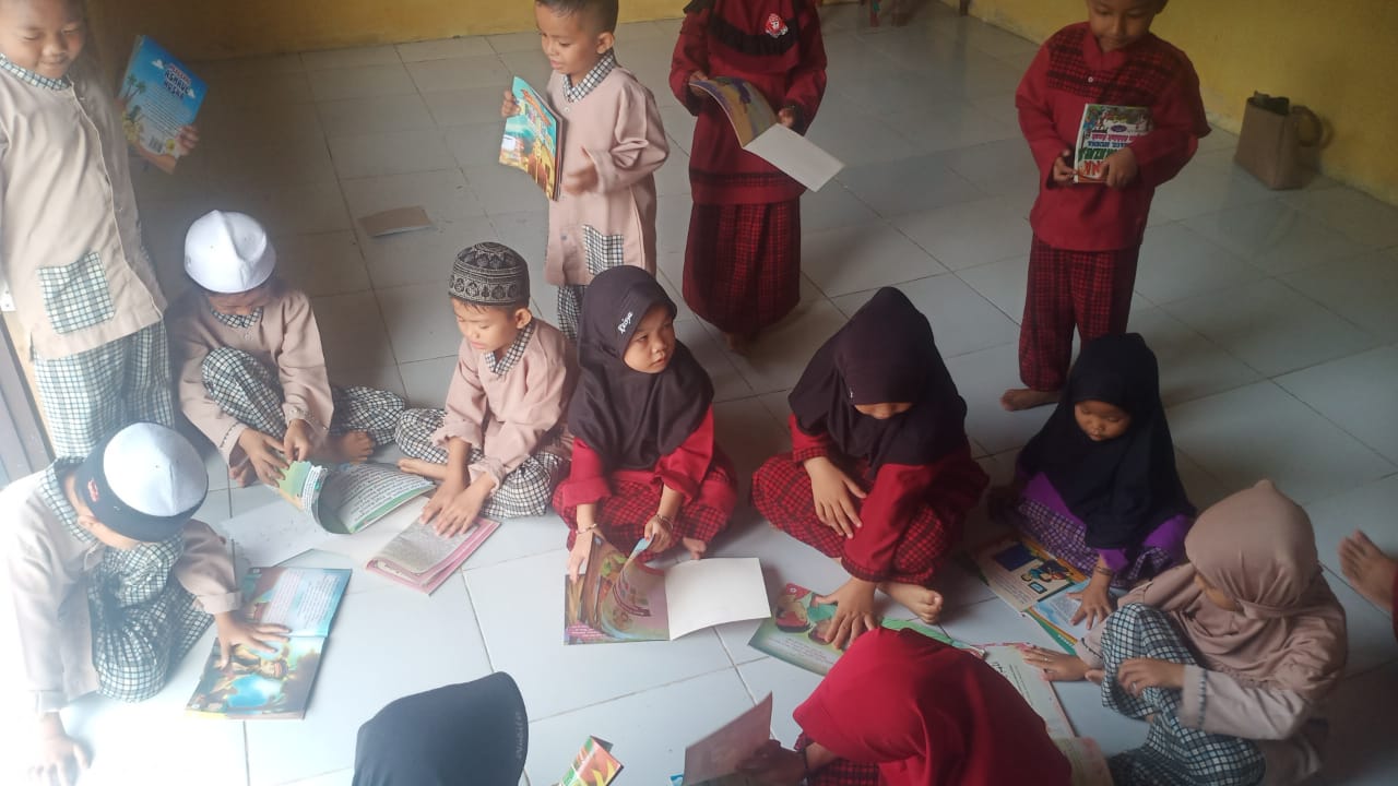 Kunjungan Rutin TK Tunas Bangsa ke Perpustakaan Desa