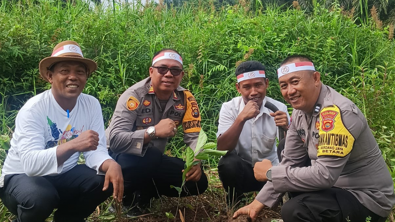 Penanaman 100 Pohon dilapangan bola sakti lodaya Bersama POLSEK BETARA, Dan PEMDES TELUK KULBI