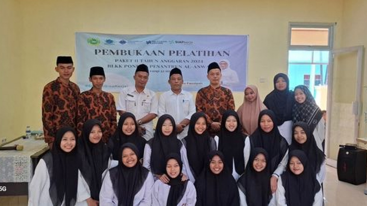 Pelatihan Komputer dan Menjahit di Ponpes Al-Anwar Desa Teluk Kulbi Membuka Peluang Pendidikan dan Keterampilan