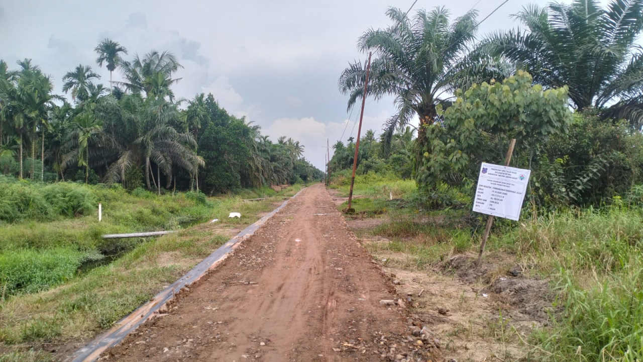 Pengerasan Jalan RT 06 Desa Teluk Kulbi Menggunakan Dana Desa Tahun 2025