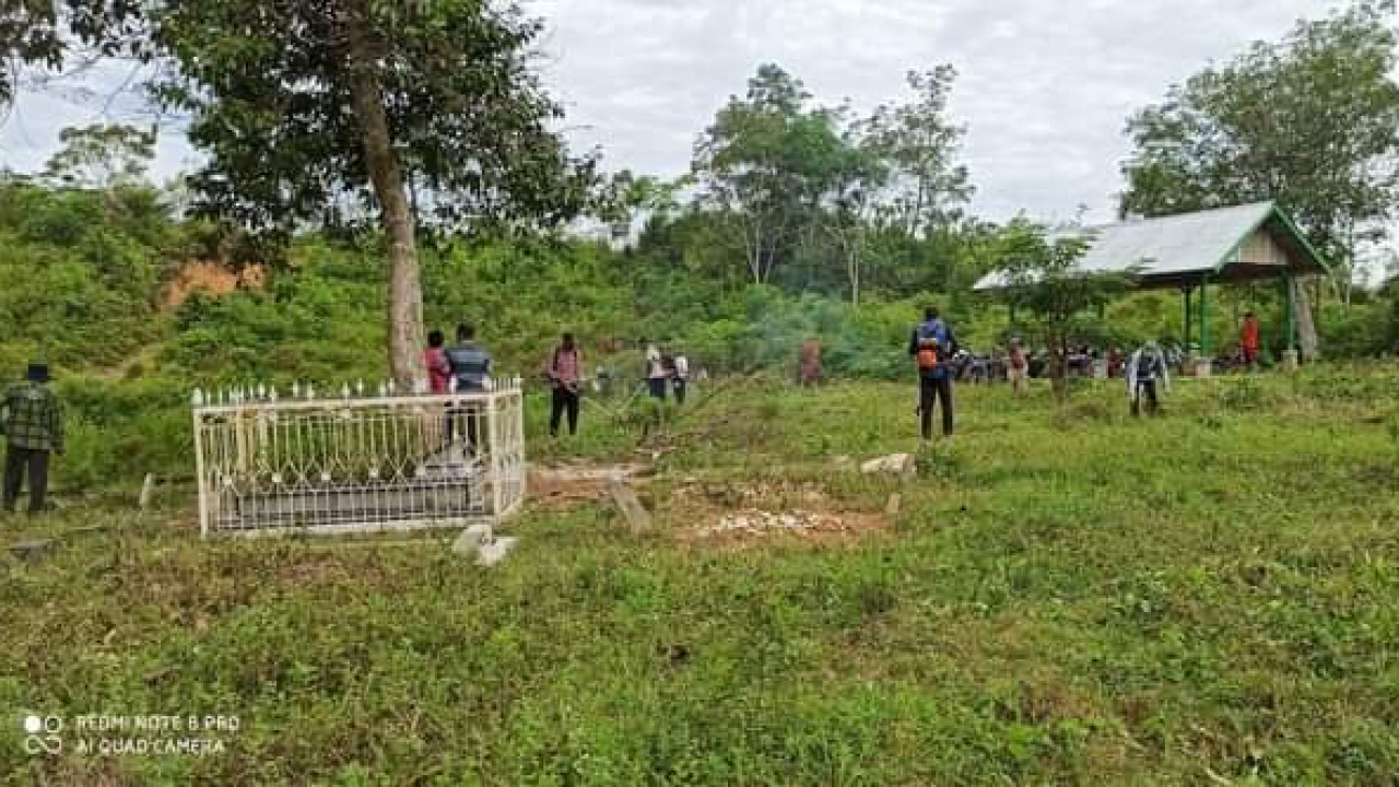 Sudah Menjadi Tradisi Masyarakat Dusun Pasar Lubuk Landai, Bergotong- royong Membersihkan TPU