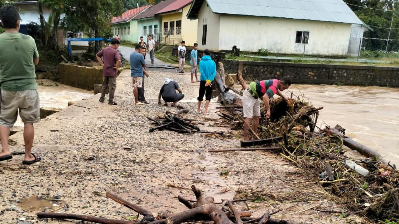 Pelaksanaan Kerja Bakti Pasca Banjir di Jembatan Dusun Pemunyian