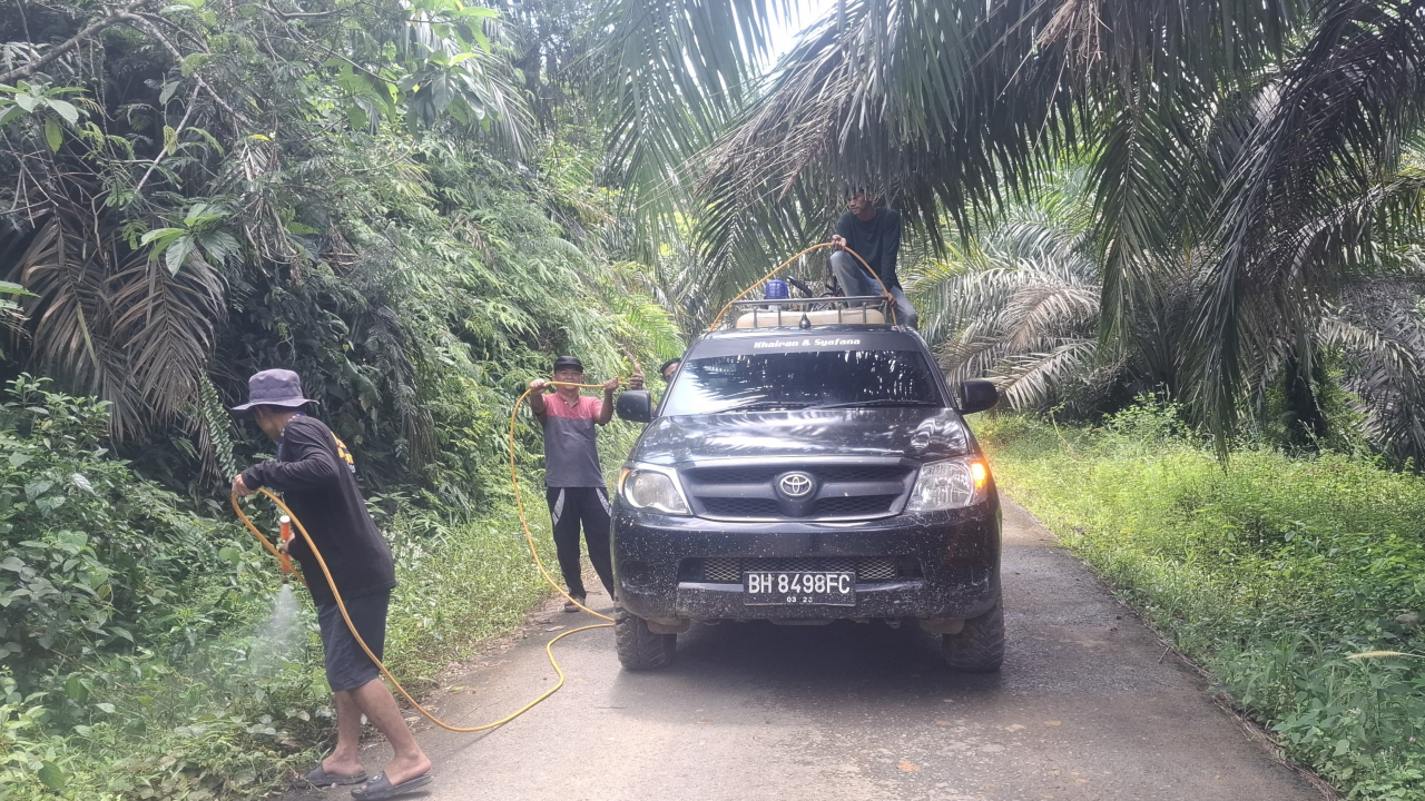 Pemdus Pemunyian Gotong Royong Bersihkan Bahu Jalan