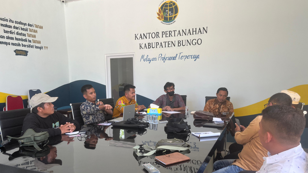 Audiensi Pemerintah Dusun Pemunyian Bersama PT. SMA mengenai lahan masyarakat yang berada dikawasan HGU perusahaan