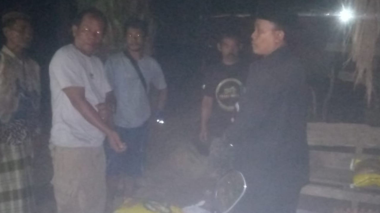 Kepala Desa Sungai Alai Berikan Bantuan Korban Kebakaran