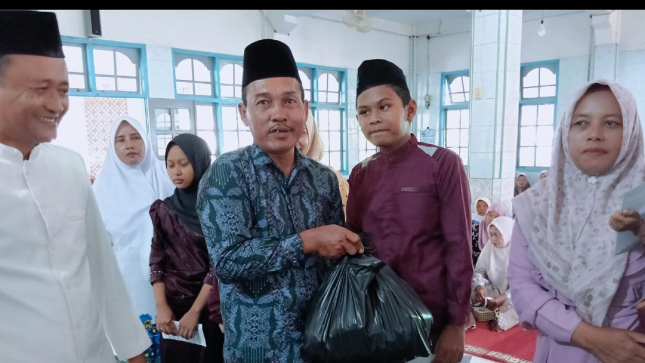 Peringati 10 Muharam: Pemdes Sidorejo dan Ranting NU Serahkan Santunan