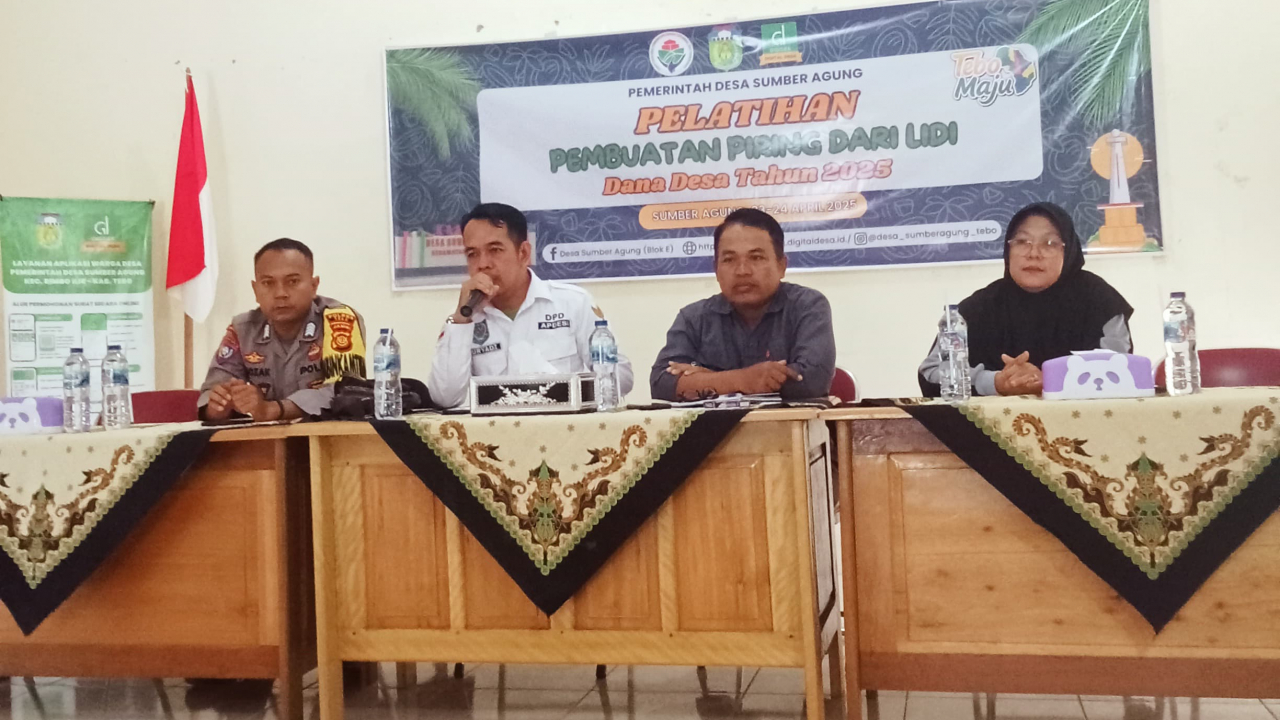 PELATIHAN PEMBUATAN PIRING DARI LIDI WUJUD PEMBERDAYAAN EKONOMI KREATIF MASYARAKAT