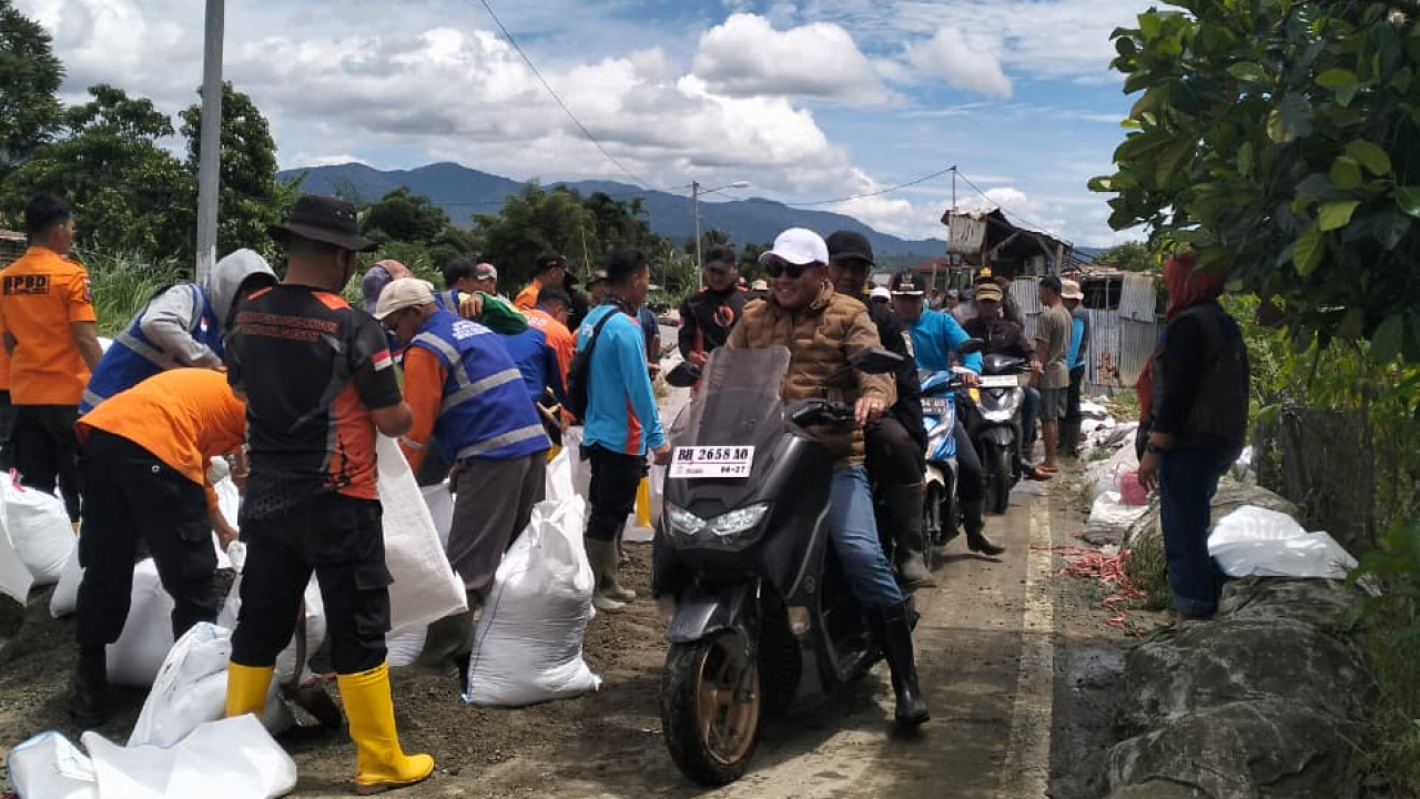 Gotong-Royong Bersama Pemdes Simpang Tiga Rawang beserta Pemerintah Kota Sungai Penuh dan Masyarakat di Tepian Sungai Batang Merao yang berada di Wilayah Dusun Simpang Tiga Utara