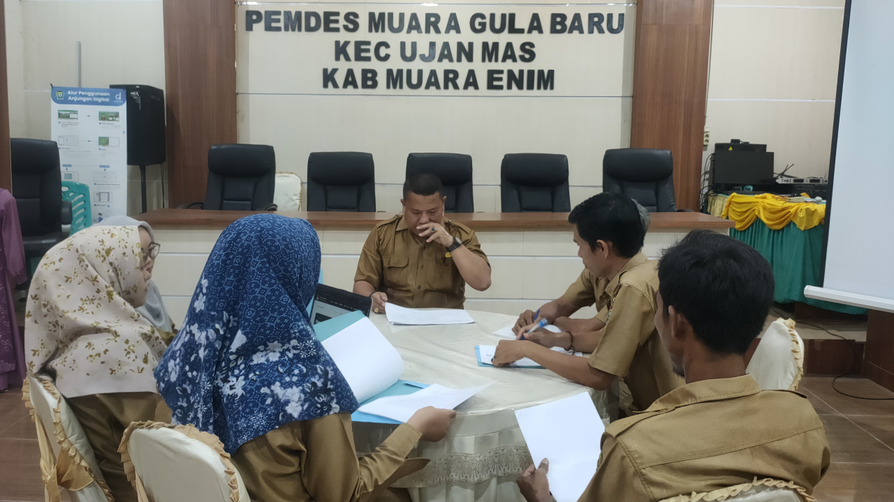 Rapat koordinasi dan evaluasi kinerja perangkat desa