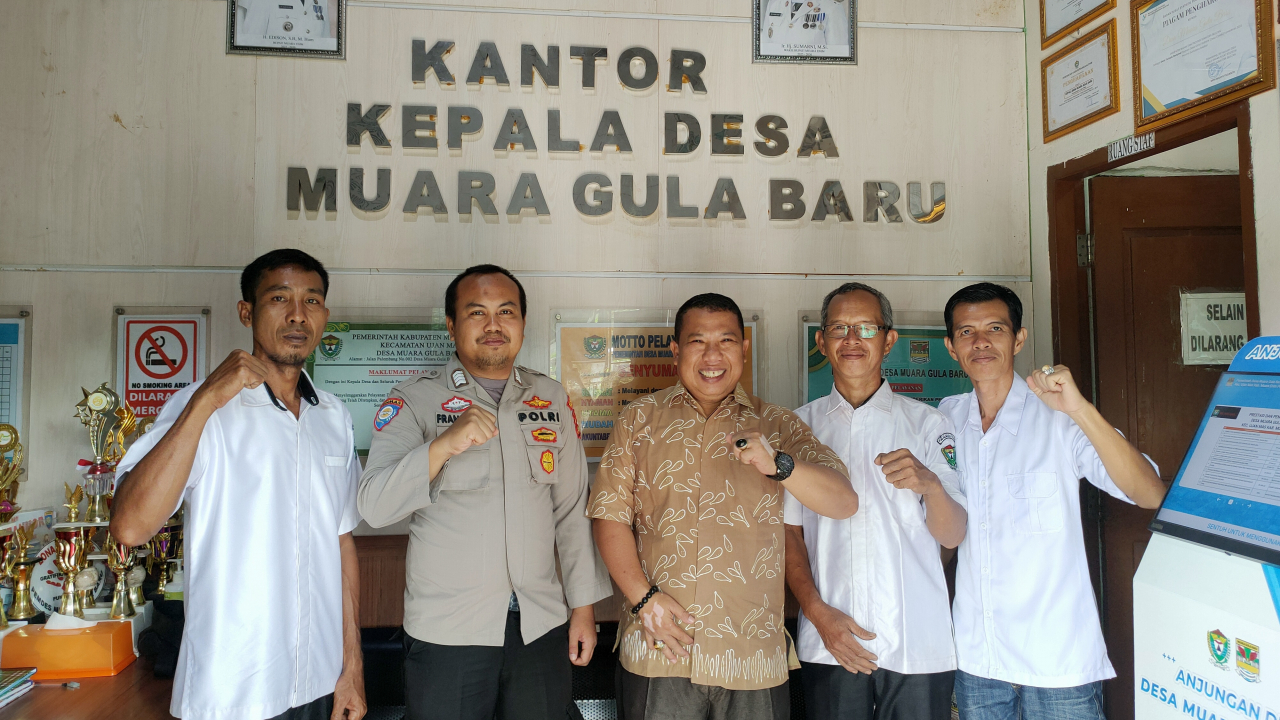 Brigadir Franando Assa, Bhabinkamtibmas, melakukan kunjungan ke Desa Muara Gula Baru