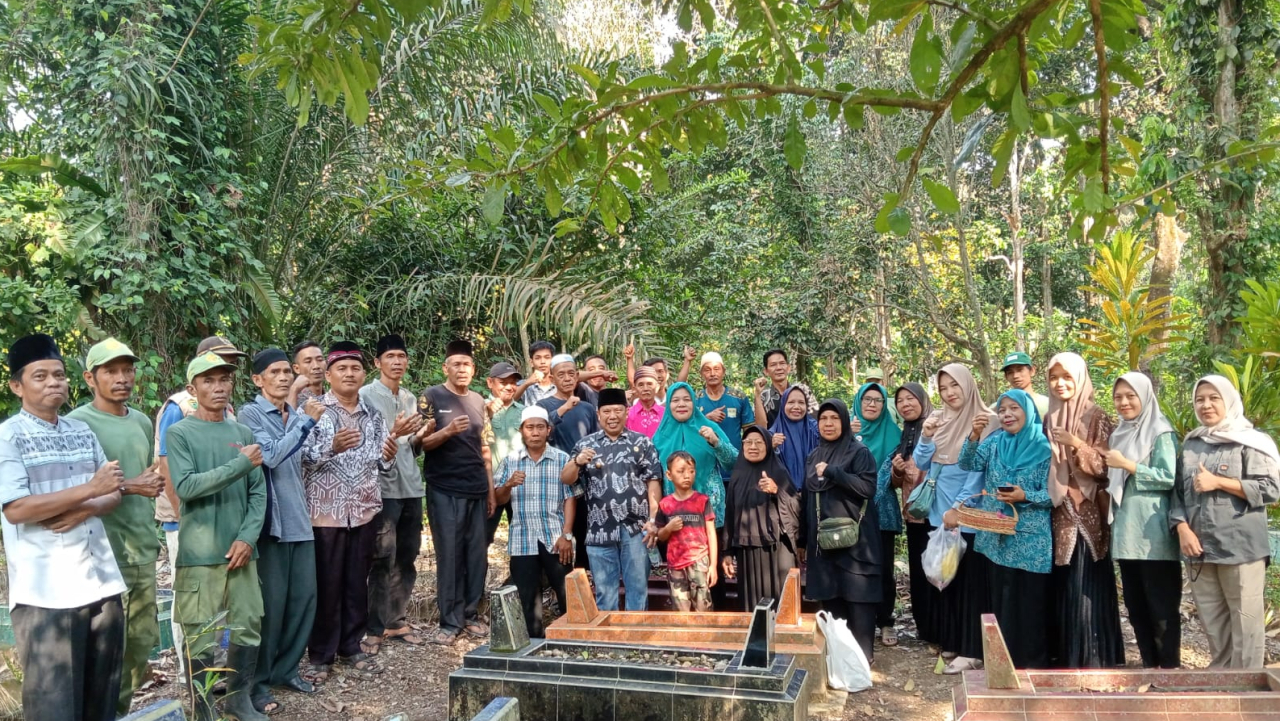 PERINGATI HUT KE-56, PEMDES MUARA GULA BARU ZIARAH KE MAKAM KEPALA DESA TERDAHULU