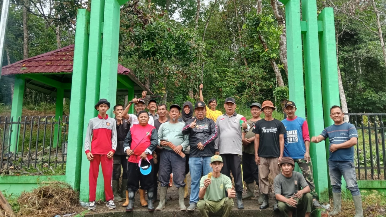 Gotong Royong Pembersihan TPU Desa Muara Gula Baru