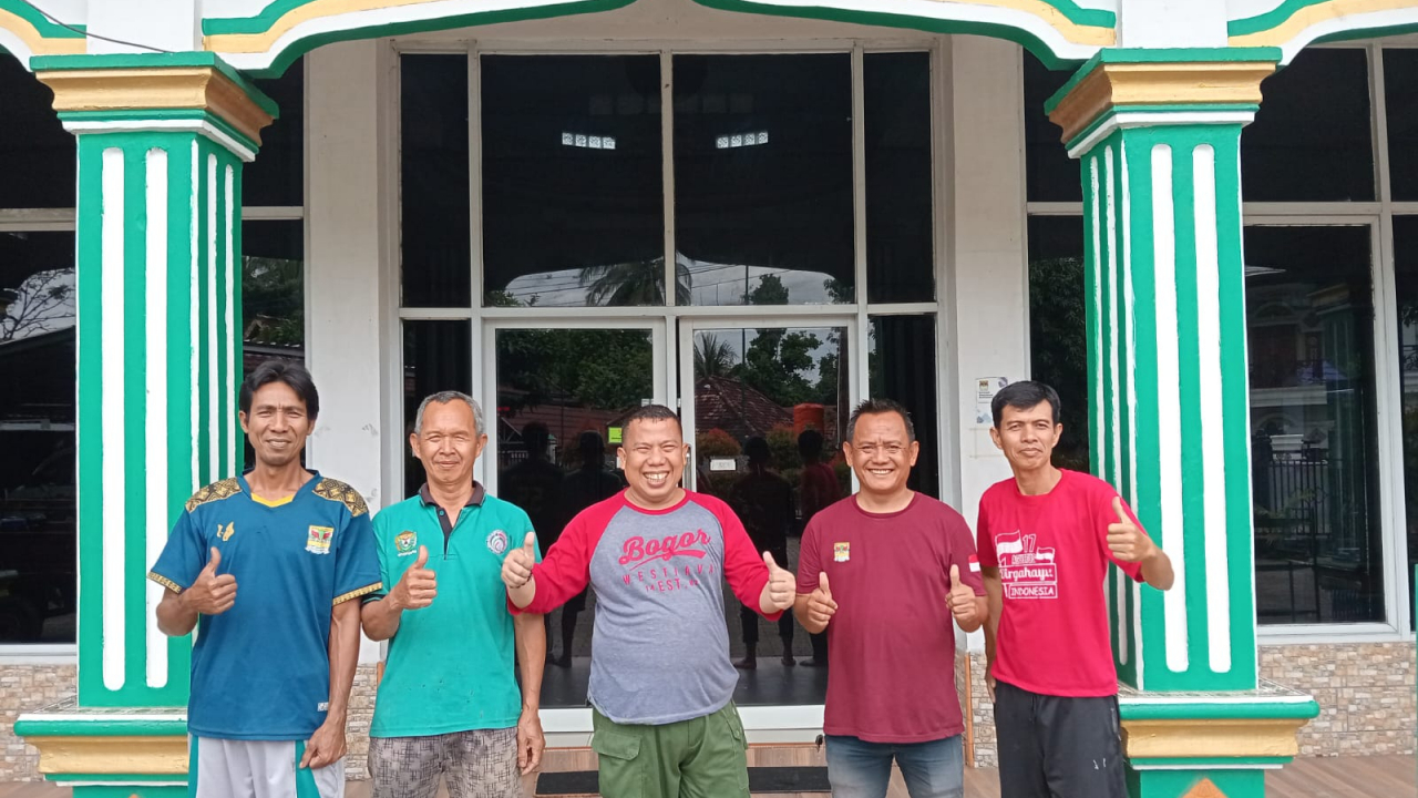 Perangkat Desa Muara Gula Baru Bersihkan Masjid