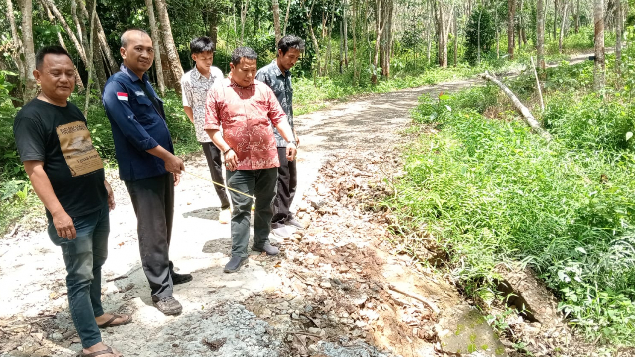 Kepala Desa Muara Gula Baru Tinjau Jalan Longsor, Akan Dibangun Gorong-Gorong