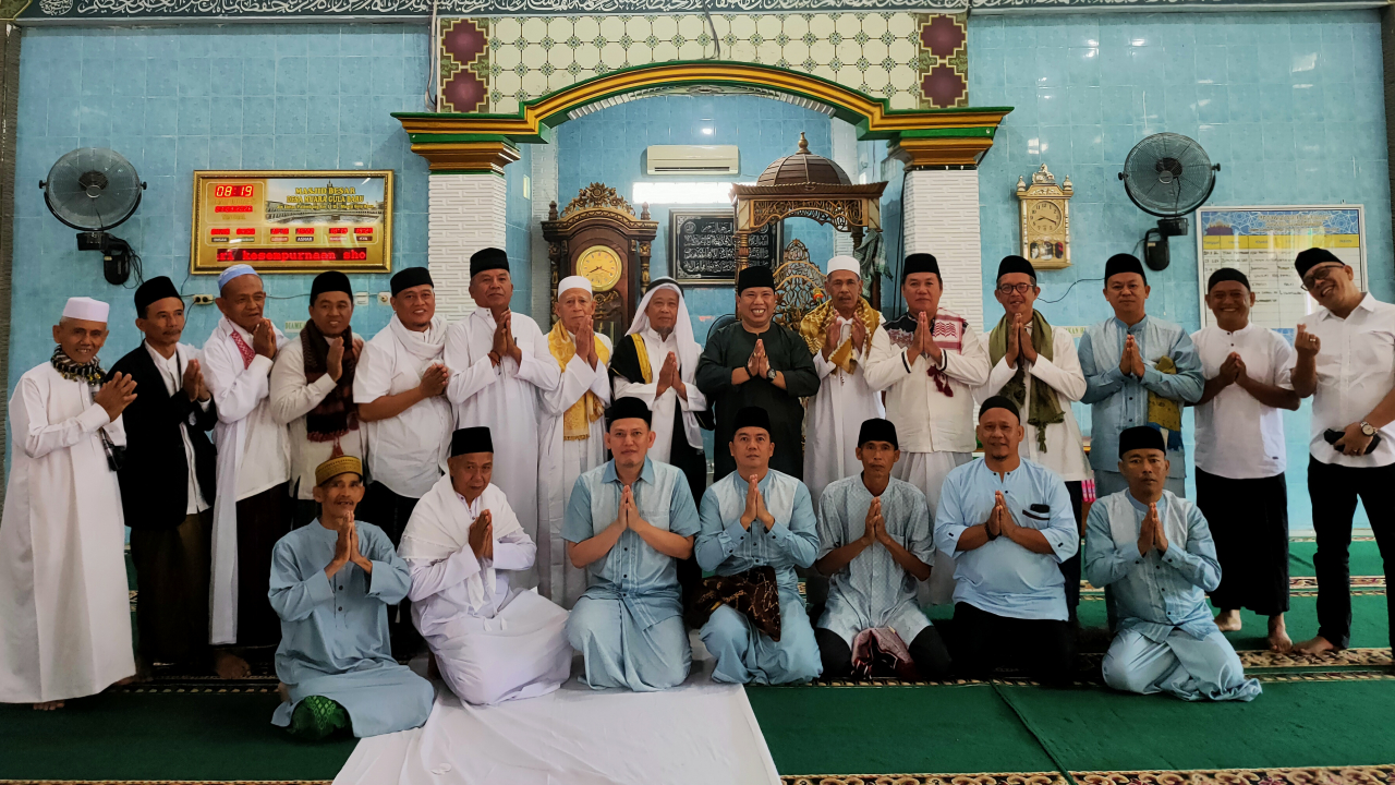 Kades Muara Gula Baru Sholat Idul Fitri di Masjid Al Muzakir, Lakukan Halal Bihalal dengan Masyarakat