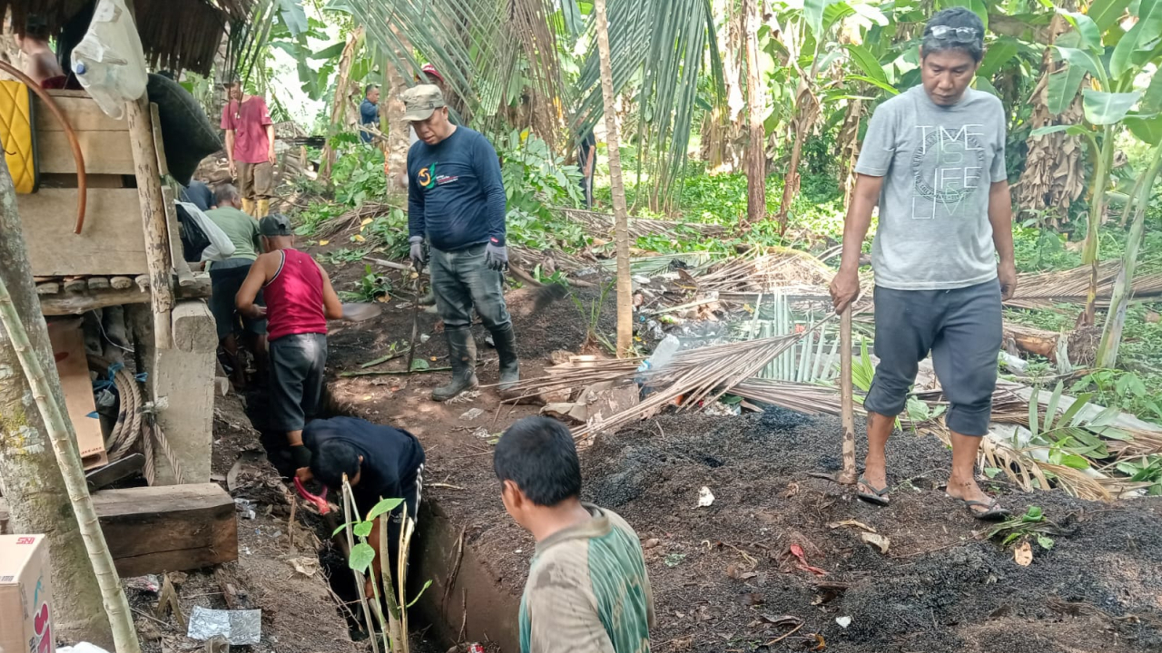 Antisipasi Banjir, Kepala Desa Muara Gula Baru Komandoi Warga Bersihkan Parit Desa.