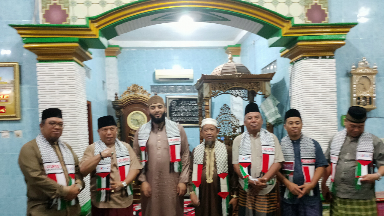 Syaikh Mahmoud, Ulama Palestina, Memimpin Sholat Tarawih di Masjid Al Muzakir Desa Muara Gula Baru