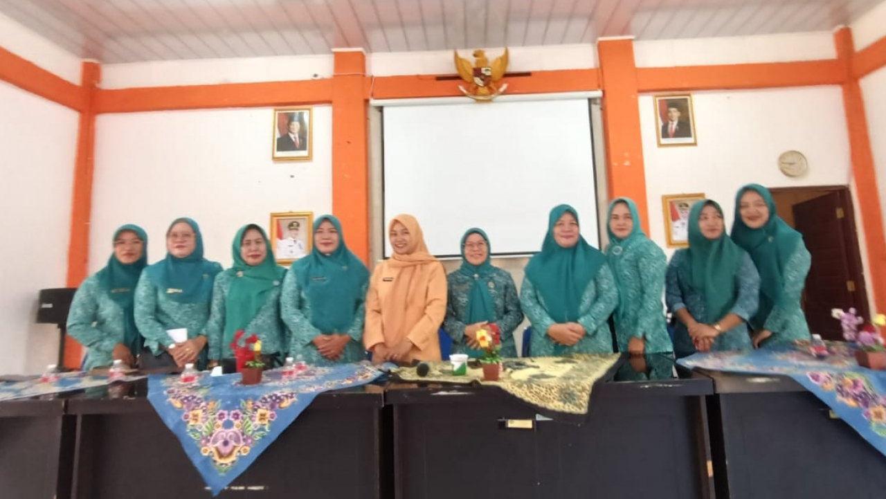 Pertemuan rutin PKK sekecamatan Ujanmas dg materi penyuluhan kesehatan Iva tes dan kangker servic dari mahasiswa kebidanan Muara Enim