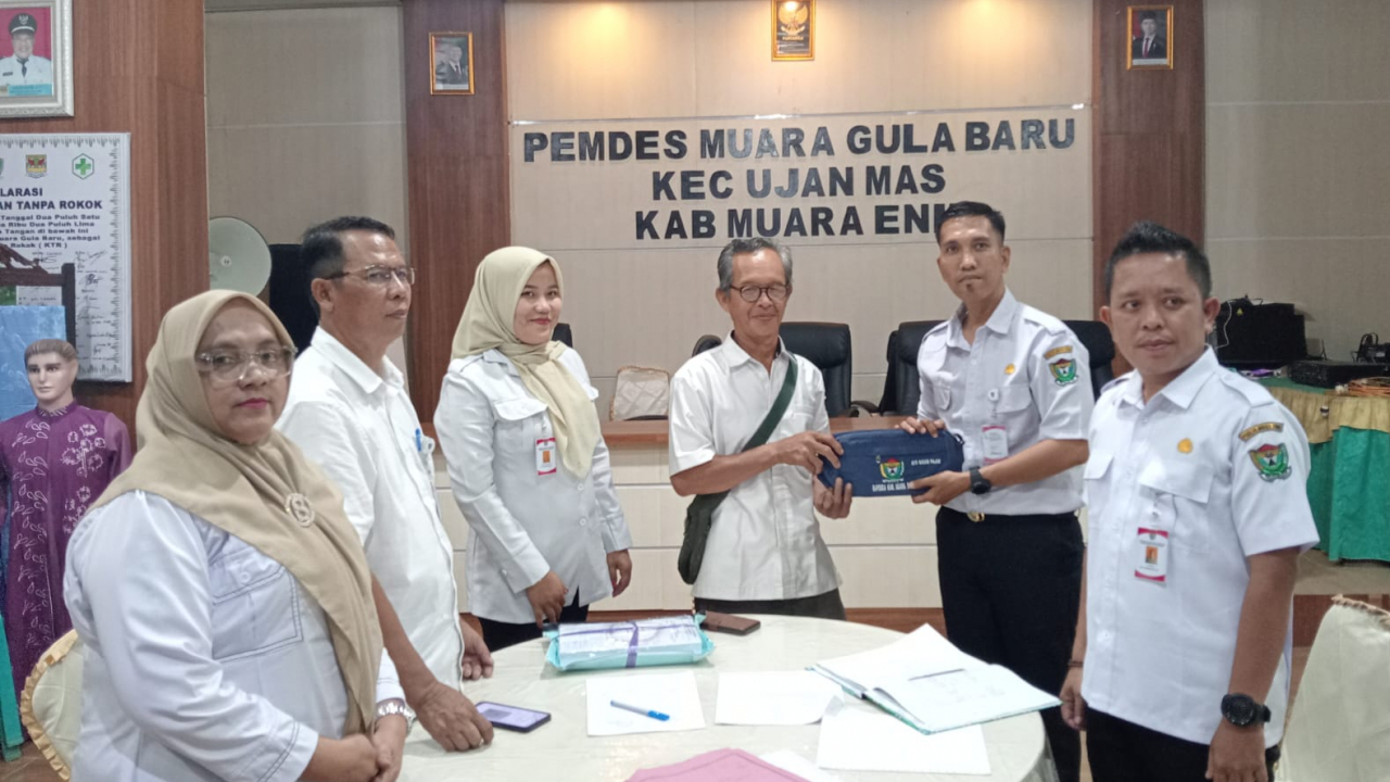 Bupati Muara Enim melalui Bapenda Kab Muara Enim menyerahkan DHKP kepada Desa Muara Gula Baru