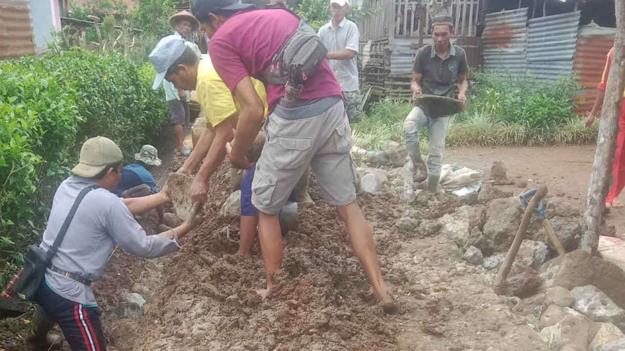 Jalan Lingkar Dalam Desa Tanjung Agung Diperbaiki Warga Dusun I Talang Nakau