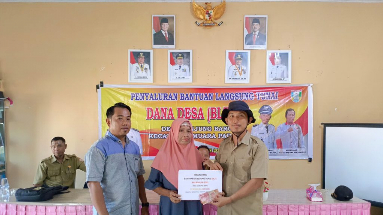 Penyaluran BLT di Desa Tanjung Baru