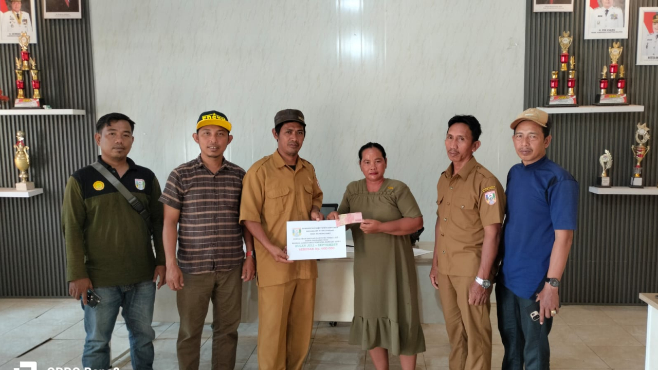 PEMBAGIAN BLT DESA TANJUNG BARU KEPADA 16 KPM,BULAN JULI-SEPTEMBER