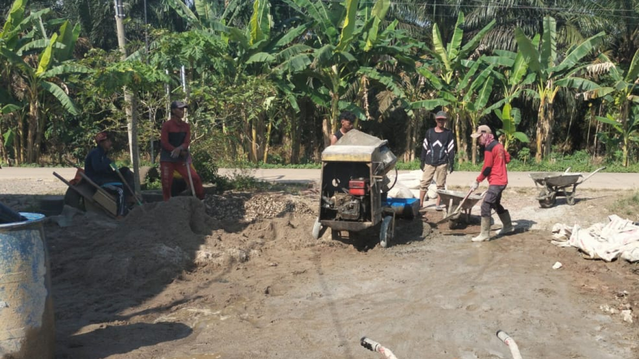 Gotong Royong Pengecoran Jalan Lorong di Dusun 2 Desa Karang Anyar