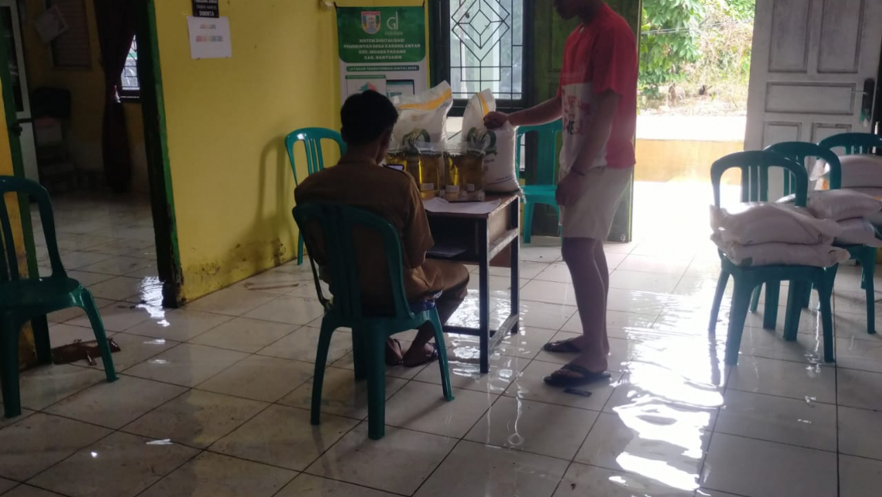 Banjir Lumpuhkan Kantor Desa Karang Anyar: Apa Solusinya?