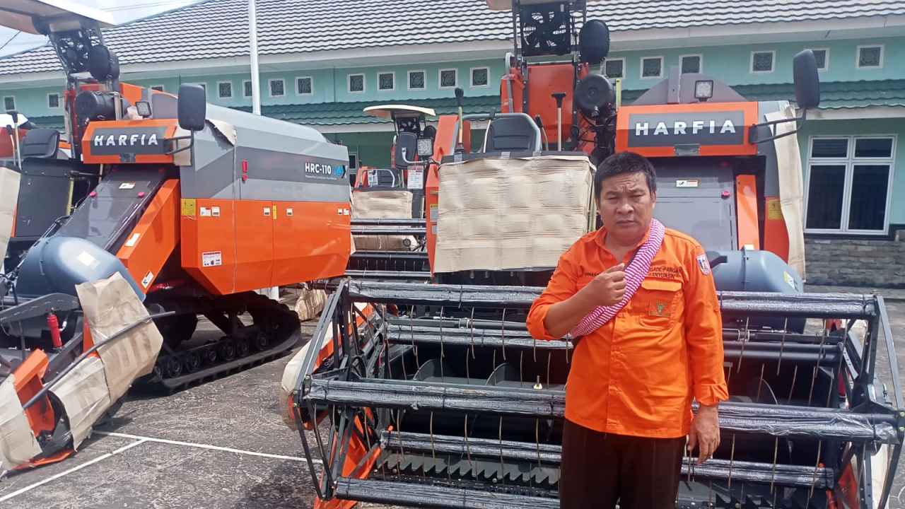 Peningkatan Produktivitas Pertanian di Desa Upang Jaya Melalui Bantuan Alat Pertanian