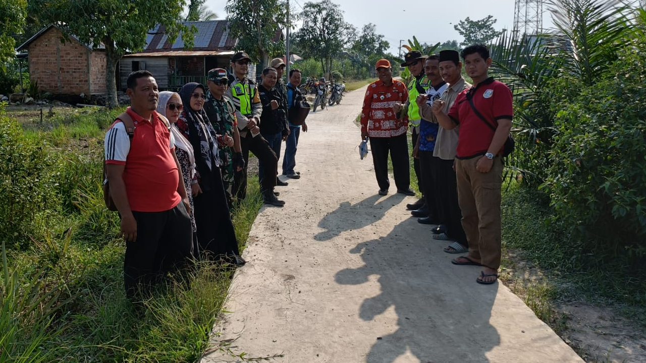 Monitoring Pembangunan Jalan Cor Beton di Desa Upang Jaya