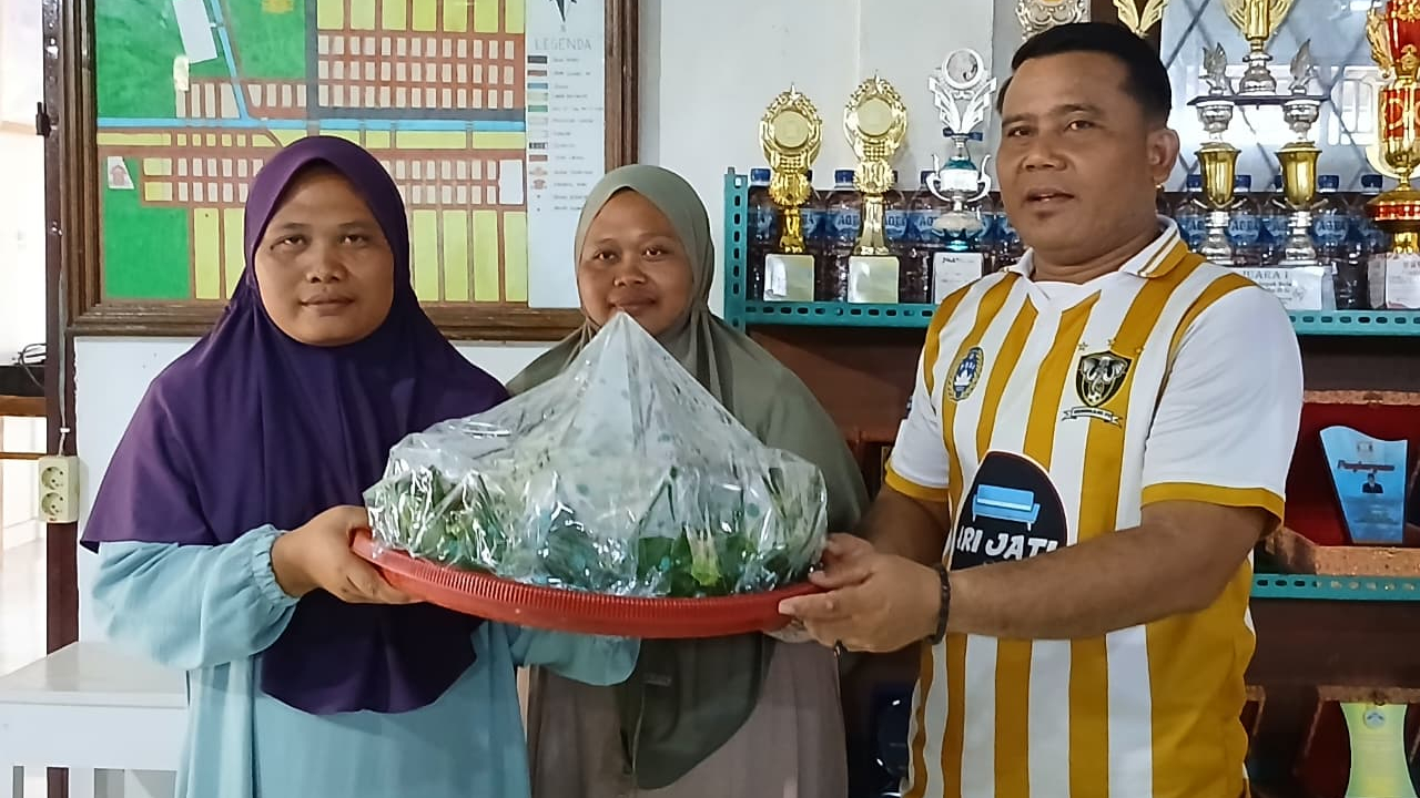 Warga Beri Tumpeng kepada Pak Kades Rahmat sebagai Bentuk Terima Kasih atas Bantuan Pengurusan BPJS