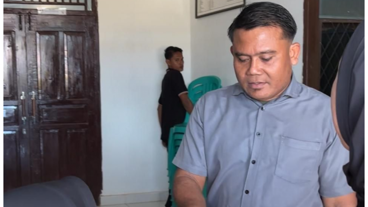 Kepala Desa Sidomulyo Bapak Rahmat, S.P Melayani Warga dalam Pembuatan BPJS Kesehatan Gratis