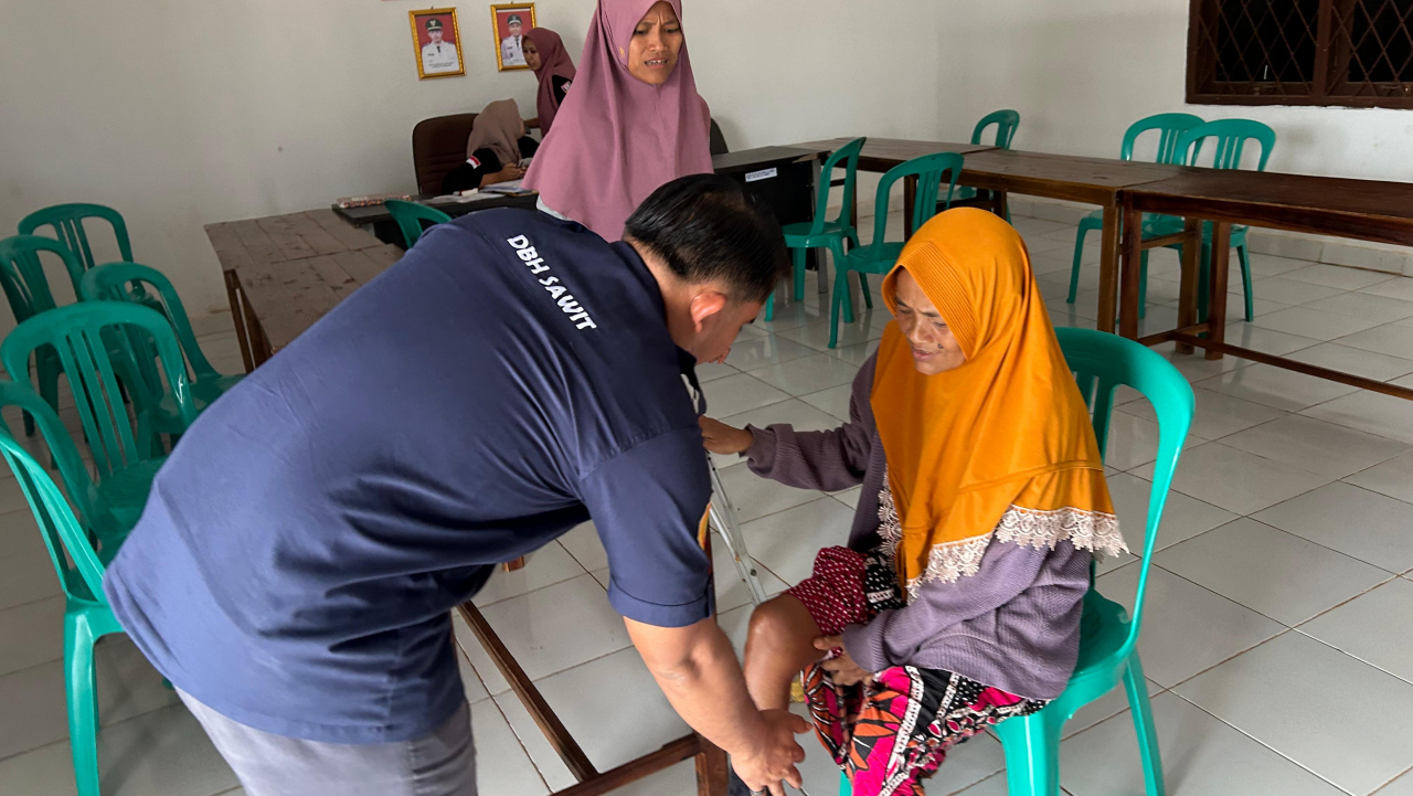 Bapak Kades Rahmat: Pemimpin Rendah Hati yang Tak Pernah Lelah Melayani Warga